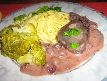 Sauerbraten mit  Nudeln an Cranberrysauce - Rezept