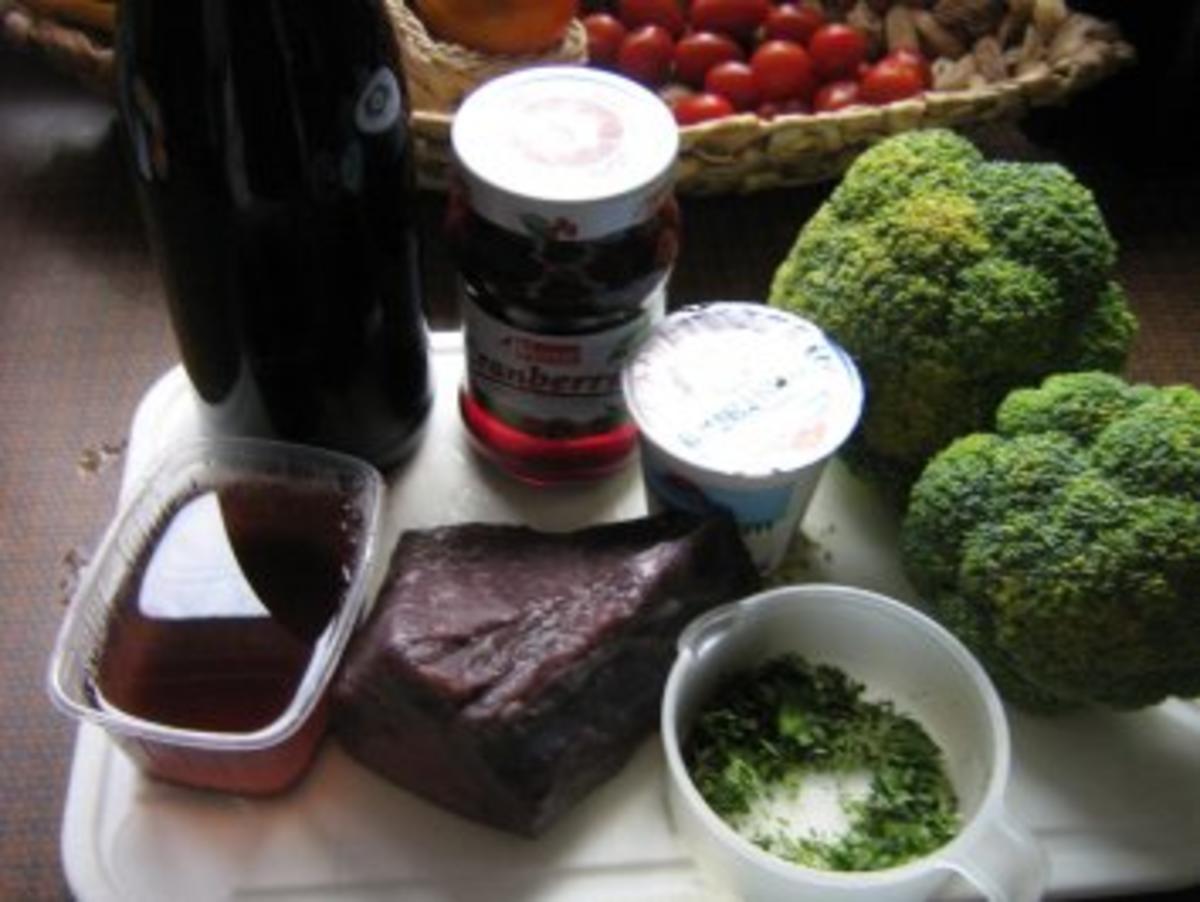 Sauerbraten mit  Nudeln an Cranberrysauce - Rezept - Bild Nr. 2