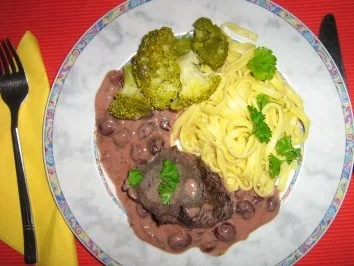 Sauerbraten mit  Nudeln an Cranberrysauce - Rezept - Bild Nr. 6