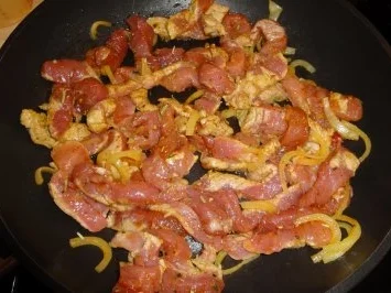 Schwein, Nudeln, Schafskäse im Auflauf - Rezept - Bild Nr. 3