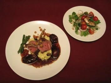 Lammkarree auf getrüffeltem Kartoffelpüree mit Rotwein-Schalotten, Bohnen und Salat - Rezept