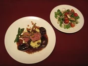 Lammkarree auf getrüffeltem Kartoffelpüree mit Rotwein-Schalotten, Bohnen und Salat - Rezept