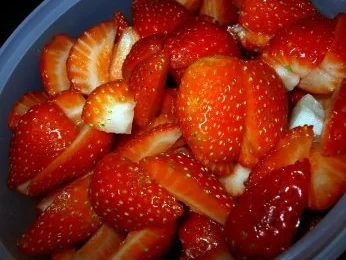 Ricotta-Tonka-Creme mit marinierten Erdbeeren - Rezept - Bild Nr. 2