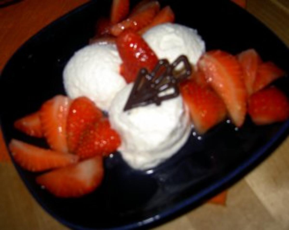 Ricotta-Tonka-Creme mit marinierten Erdbeeren - Rezept - kochbar.de