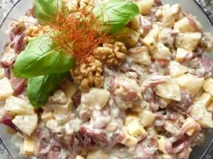 Birnen-Käsesalat mit roten Zwiebeln und Walnüssen - Rezept