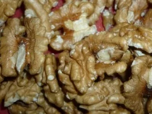 Birnen-Käsesalat mit roten Zwiebeln und Walnüssen - Rezept - Bild Nr. 3