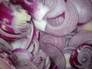 Birnen-Käsesalat mit roten Zwiebeln und Walnüssen - Rezept - Bild Nr. 5