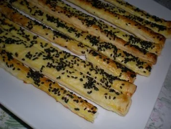 Blätterteig Stangen mit schwarzem Sesam - Rezept