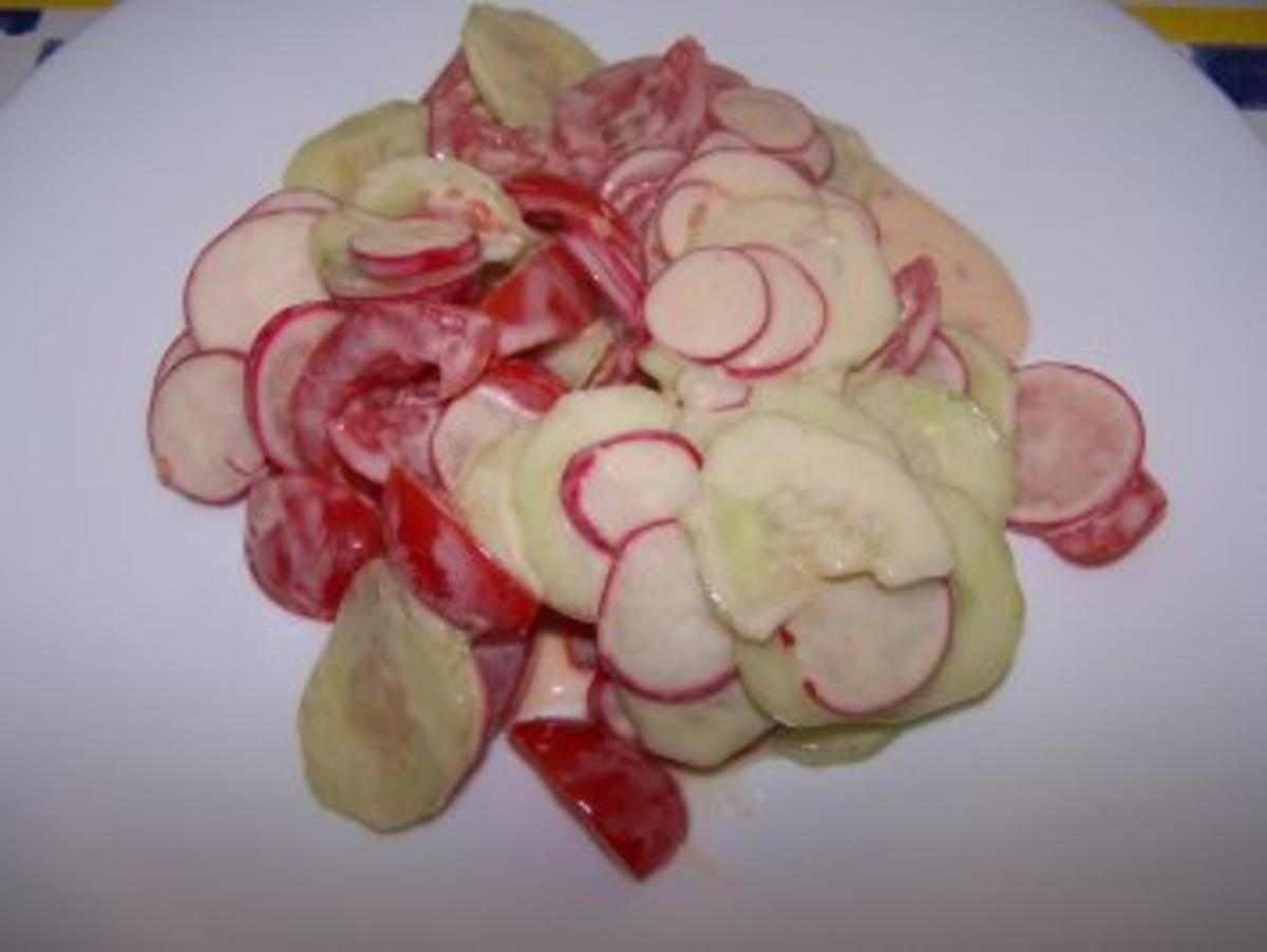 Gurken-Tomaten-Radieschen-Salat - Rezept