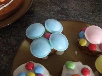 Rezept: Muffins mit Brausepulver-Kick und Smarties Bild Nr. 2 Muffins mit Brausepulver-Kick und Smarties - Rezept - Bild Nr. 2