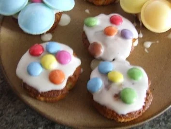 Rezept: Muffins mit Brausepulver-Kick und Smarties Bild Nr. 3 Muffins mit Brausepulver-Kick und Smarties - Rezept - Bild Nr. 3