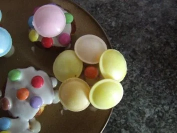 Rezept: Muffins mit Brausepulver-Kick und Smarties Bild Nr. 4 Muffins mit Brausepulver-Kick und Smarties - Rezept - Bild Nr. 4