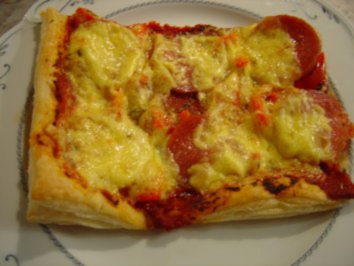 Pizza - Salami auf Blätterteig - Rezept
