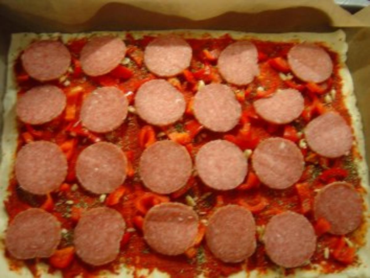 Pizza - Salami auf Blätterteig - Rezept - Bild Nr. 4