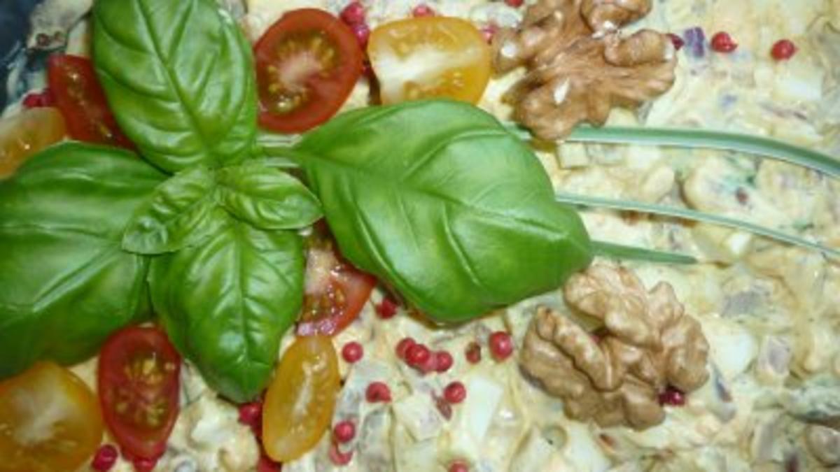Fruchtiger Eiersalat an Honig-Bananen-Senfdressing und Pinienkernen - Rezept