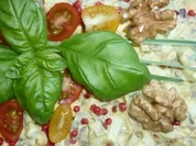 Fruchtiger Eiersalat an Honig-Bananen-Senfdressing und Pinienkernen - Rezept