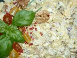 Fruchtiger Eiersalat an Honig-Bananen-Senfdressing und Pinienkernen - Rezept - Bild Nr. 2