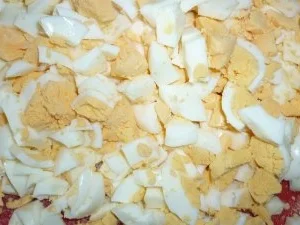 Fruchtiger Eiersalat an Honig-Bananen-Senfdressing und Pinienkernen - Rezept - Bild Nr. 4