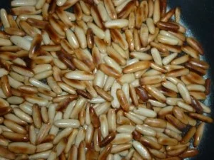 Fruchtiger Eiersalat an Honig-Bananen-Senfdressing und Pinienkernen - Rezept - Bild Nr. 3