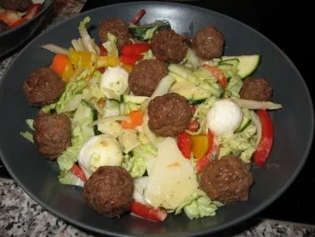 Rezept: Gemischter Salat mit Hackbällchen Gemischter Salat mit Hackbällchen - Rezept