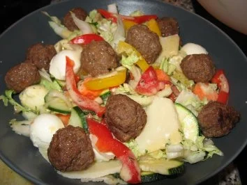 Rezept: Gemischter Salat mit Hackbällchen Bild Nr. 2 Gemischter Salat mit Hackbällchen - Rezept - Bild Nr. 2