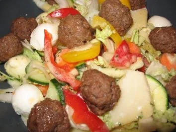 Rezept: Gemischter Salat mit Hackbällchen Bild Nr. 3 Gemischter Salat mit Hackbällchen - Rezept - Bild Nr. 3