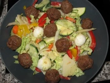 Rezept: Gemischter Salat mit Hackbällchen Bild Nr. 4 Gemischter Salat mit Hackbällchen - Rezept - Bild Nr. 4