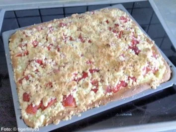 Rezept: Erdbeer-Rhabarber-Schnitten Erdbeer-Rhabarber-Schnitten - Rezept