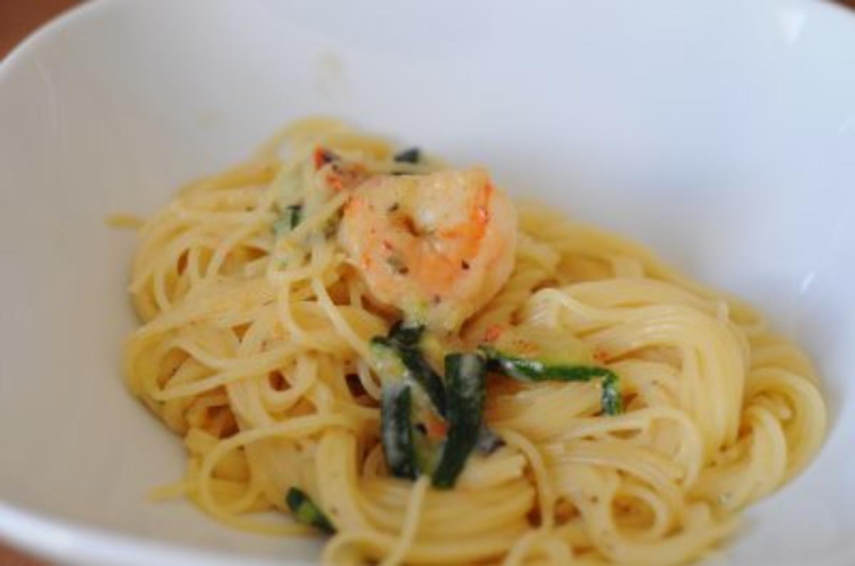 Bilder für Pasta mit Garnelen, Zucchini und Tomaten - Rezept