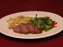 Gepökelte Schweineschulter, Spätzle mit Zwiebeln und Käse und Feldsalat (Balou Martin) - Rezept