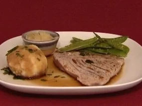 Rezept: Thunfisch mit Wasabi–Kartoffelbrei und Sesambohnen (Michelle Leonard) Thunfisch mit Wasabi–Kartoffelbrei und Sesambohnen (Michelle Leonard) - Rezept