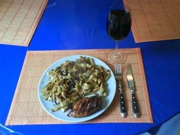 Geflügel: Hähnchenbrustfilet mit Curry-Ananas-Bandnudeln - Rezept