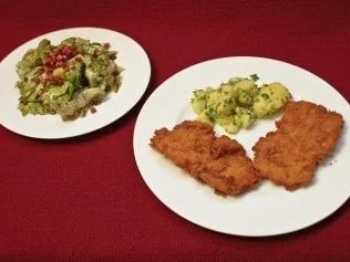 Rezept: Wiener Schnitzel mit Petersilienkartoffeln und Kernöl-Salat (Sandra Thier) Wiener Schnitzel mit Petersilienkartoffeln und Kernöl-Salat (Sandra Thier) - Rezept