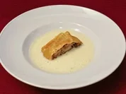 Apfelstrudel mit Vanillesoße (Sandra Thier) - Rezept