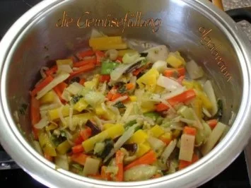 Pfannkuchen mit einer asiatischen Gemüsefüllung mit Senfsauce - Rezept - Bild Nr. 3