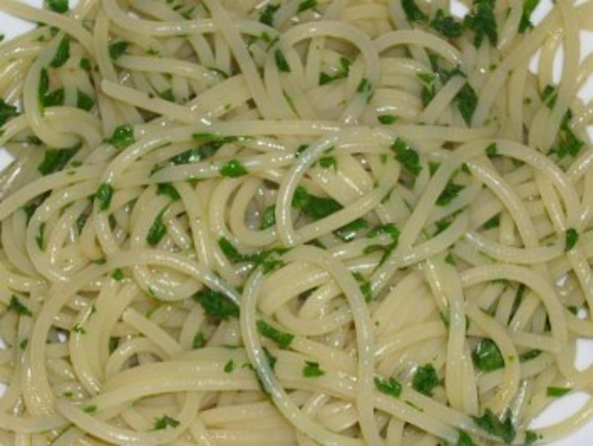 Nudeln : Spagetti in Petersilien- und Knoblauchbutter geschwenkt ...