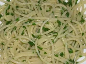 Nudeln : Spagetti in Petersilien- und Knoblauchbutter geschwenkt - Rezept