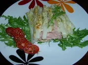 Spargeltoast auf Rucolabett - Rezept