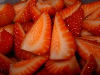 Ricotta-Minz-Mousse mit glasierten Erdbeeren - Rezept - Bild Nr. 6