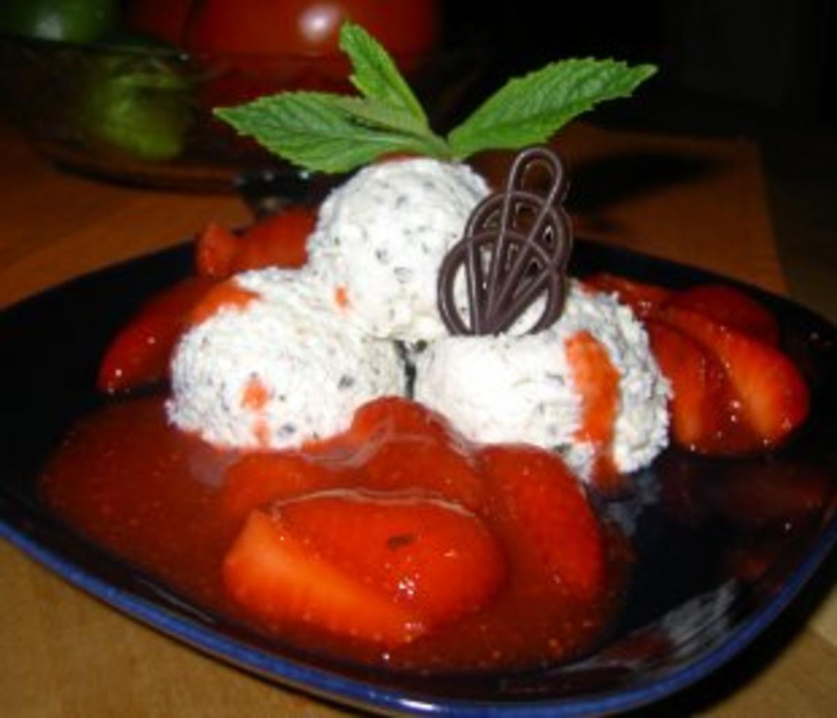 Ricotta-Minz-Mousse mit glasierten Erdbeeren - Rezept