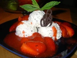 Ricotta-Minz-Mousse mit glasierten Erdbeeren - Rezept