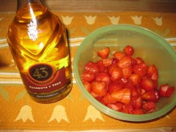 ♥♥ Spaghettieis mit beschwipstem Erdbeersößchen ♥♥ - Rezept - Bild Nr. 2