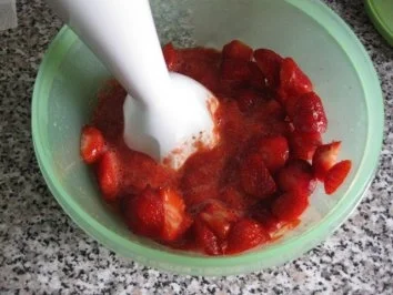 ♥♥ Spaghettieis mit beschwipstem Erdbeersößchen ♥♥ - Rezept - Bild Nr. 3