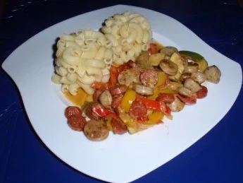 Würstchen-Gemüsezauber mit Hörnchennudeln - Rezept