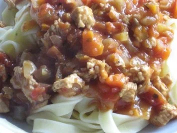 Putenbolognese mit Bandnudeln - Rezept