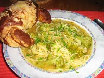 Linsensüppchen mit Brokkoli und Nüdelchen - Rezept