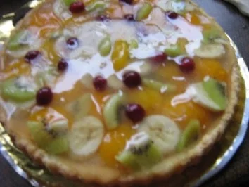 Obstkuchen mit Aprikosen- Bananen-Kiwi- Cranberrie - Rezept
