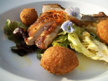 Rezept: Knusperperlhuhn mit goldenen Linsenbällchen auf Sommersalat in Orangen-Olivenölemulsion Knusperperlhuhn mit goldenen Linsenbällchen auf Sommersalat in Orangen-Olivenölemulsion - Rezept