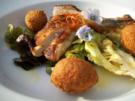Knusperperlhuhn mit goldenen Linsenbällchen auf Sommersalat in Orangen-Olivenölemulsion - Rezept