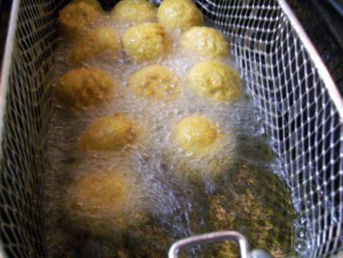 Knusperperlhuhn mit goldenen Linsenbällchen auf Sommersalat in Orangen-Olivenölemulsion - Rezept - Bild Nr. 3